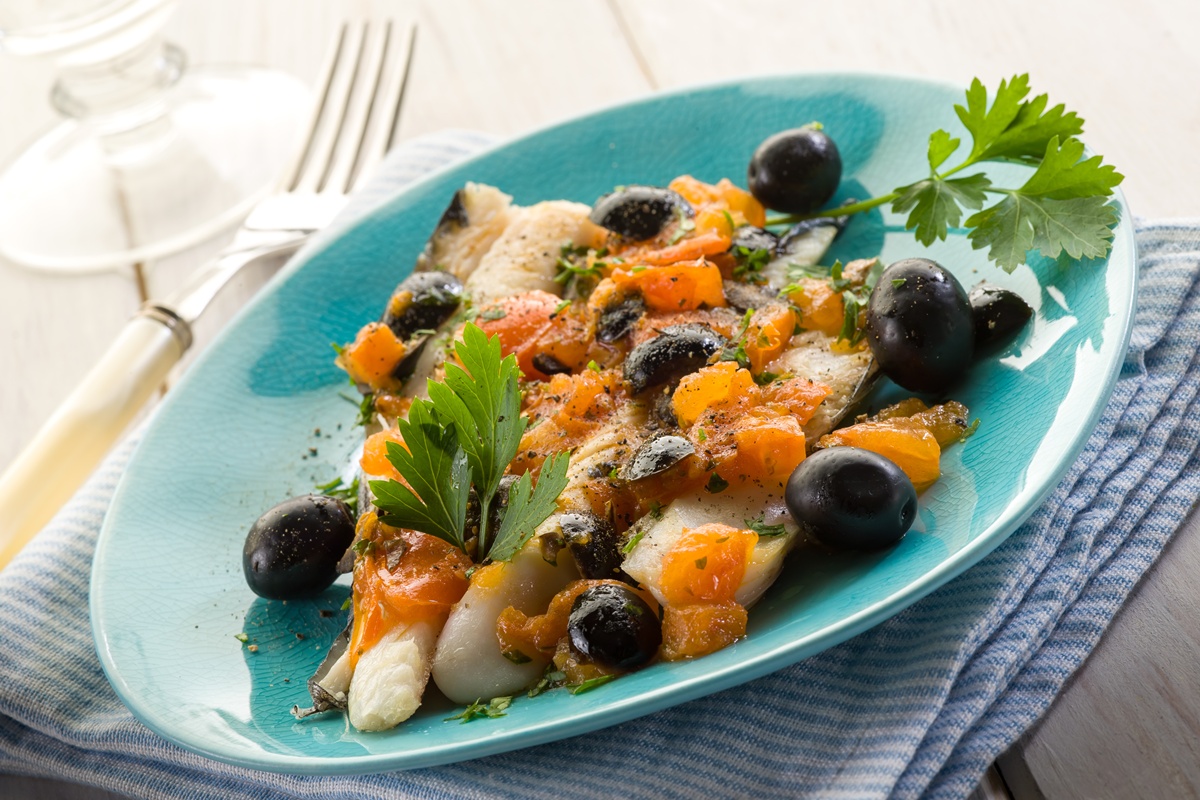 File de cod cu roșii și măsline negre