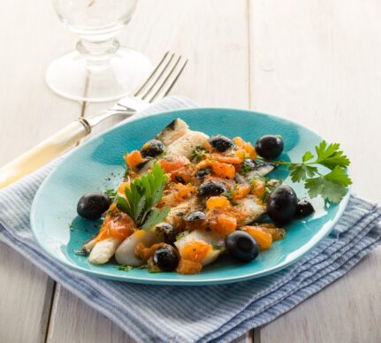 File de cod cu roșii și măsline negre