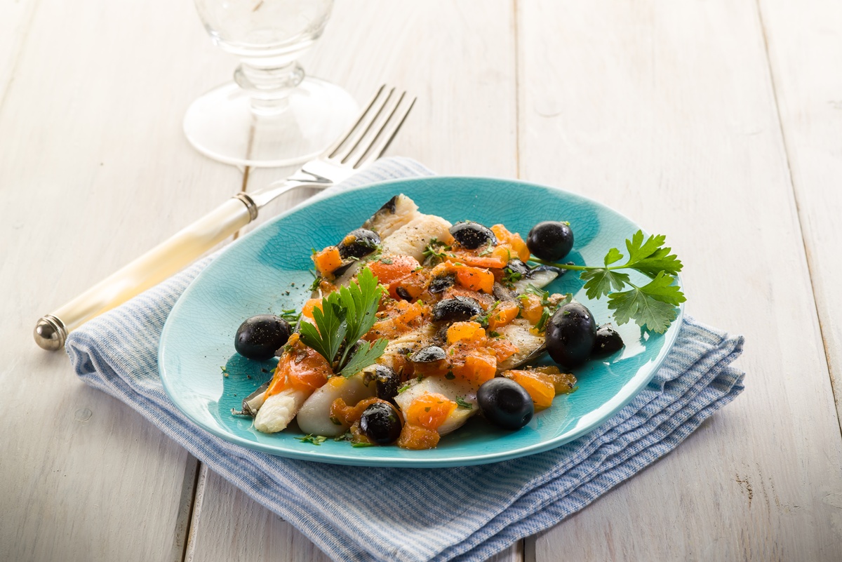 File de pește alb cu roșii și măsline negre