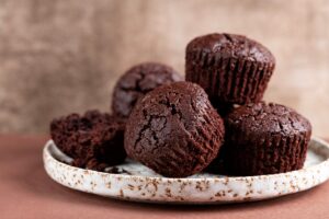 Muffins cu cacao de post, unul secționat