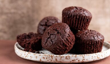 Muffins cu cacao de post, unul secționat