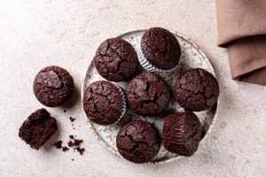 Muffins cu cacao de post, unul secționat