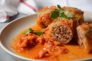 Sarmale cu soia granulată pe o farfurie, o sarma secționată