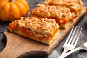 Trei porții de prăjitură cu dovleac și aluat răzuit