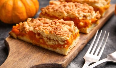 Trei porții de prăjitură cu dovleac și aluat răzuit