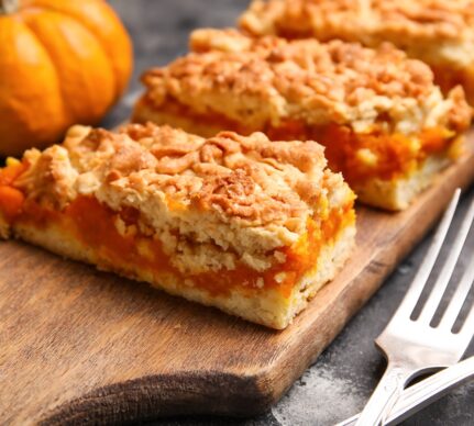 Trei porții de prăjitură cu dovleac și aluat răzuit