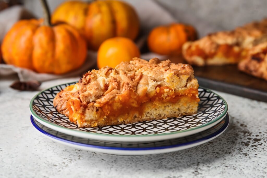 Porție de prăjitură cu aluat fraged și dovleac