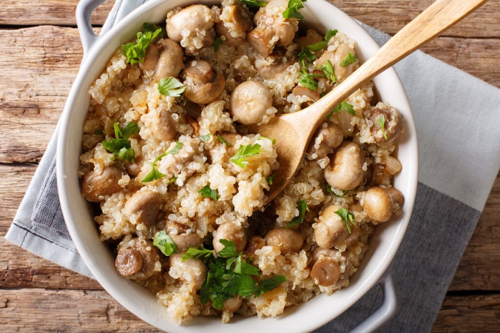 Quinoa cu ciuperci, usturoi și pătrunjel în bol cu lingură