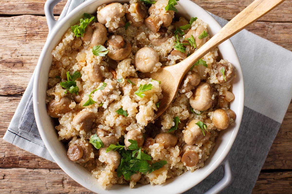 Quinoa cu ciuperci, usturoi și pătrunjel în bol cu lingură