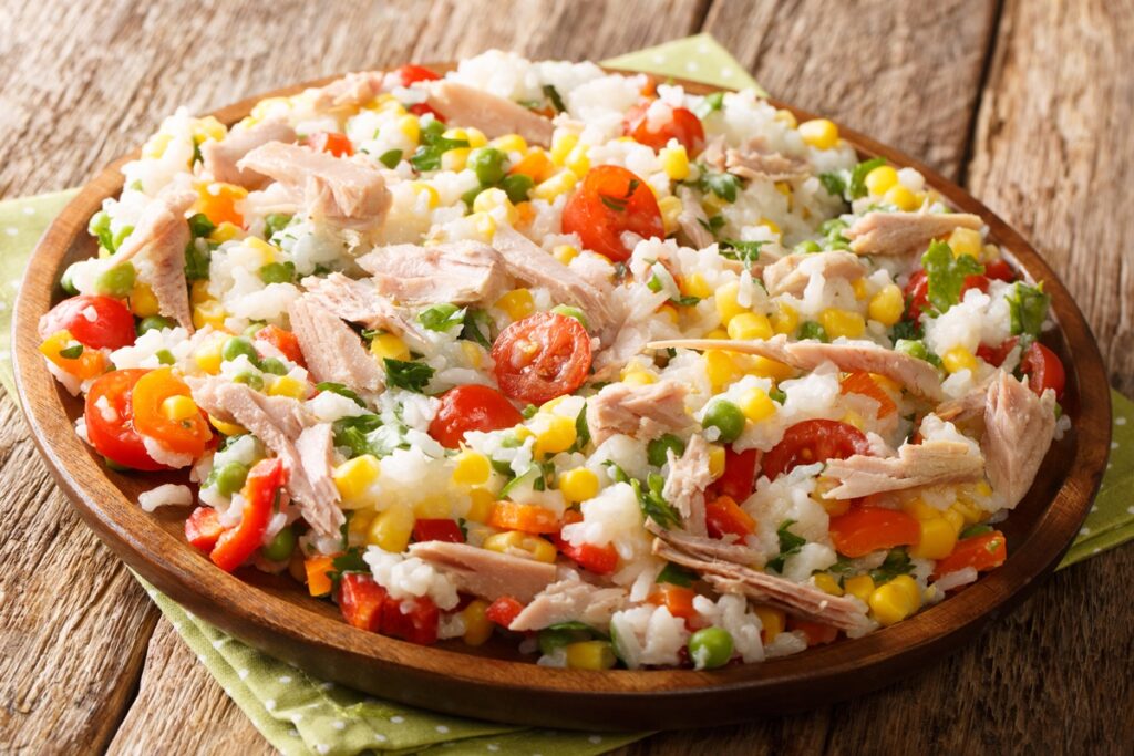 Salată de ton cu orez, porumb și legume