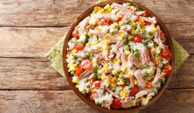 Salată de orez cu ton, porumb și legume