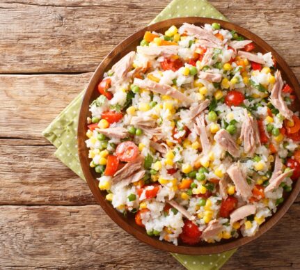 Salată de orez cu ton, porumb și legume