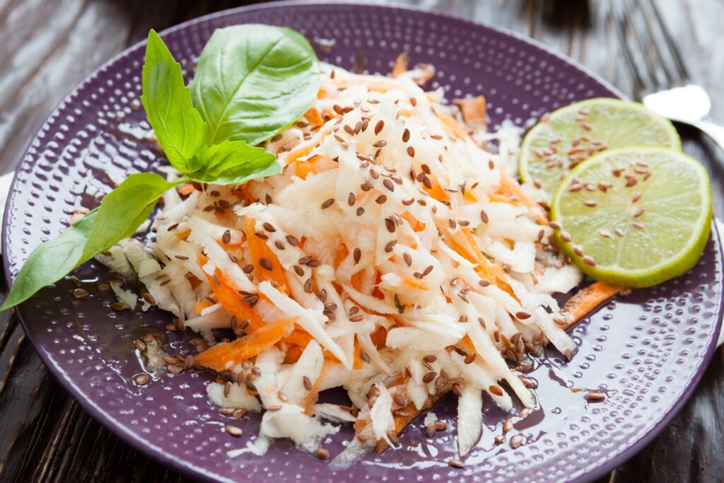 Salată de ridiche neagră cu morcovi și semințe de in