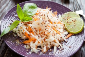 Salată de ridiche neagră cu morcovi și semințe de in