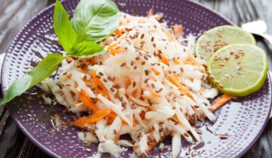 Salată de ridiche neagră cu morcovi și semințe de in