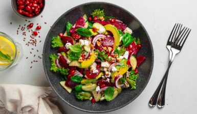 Salată de sfeclă roșie cu avocado și rodie