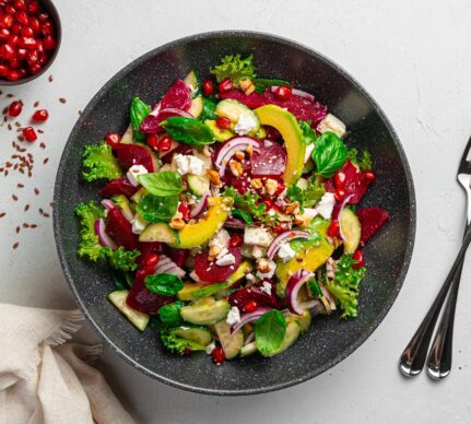 Salată de sfeclă roșie cu avocado și rodie