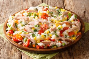 Salată de orez cu ton, porumb și legume
