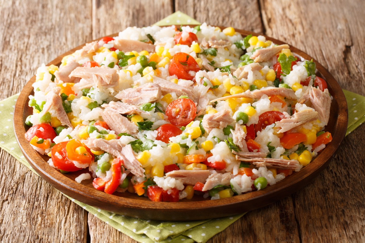 Salată de orez cu ton, porumb și legume