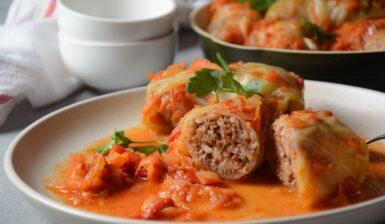 Sarmale de post cu soia granulată în două farfurii