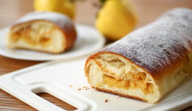 Ștrudel cu gutui și aluat pufos, de post, porționat