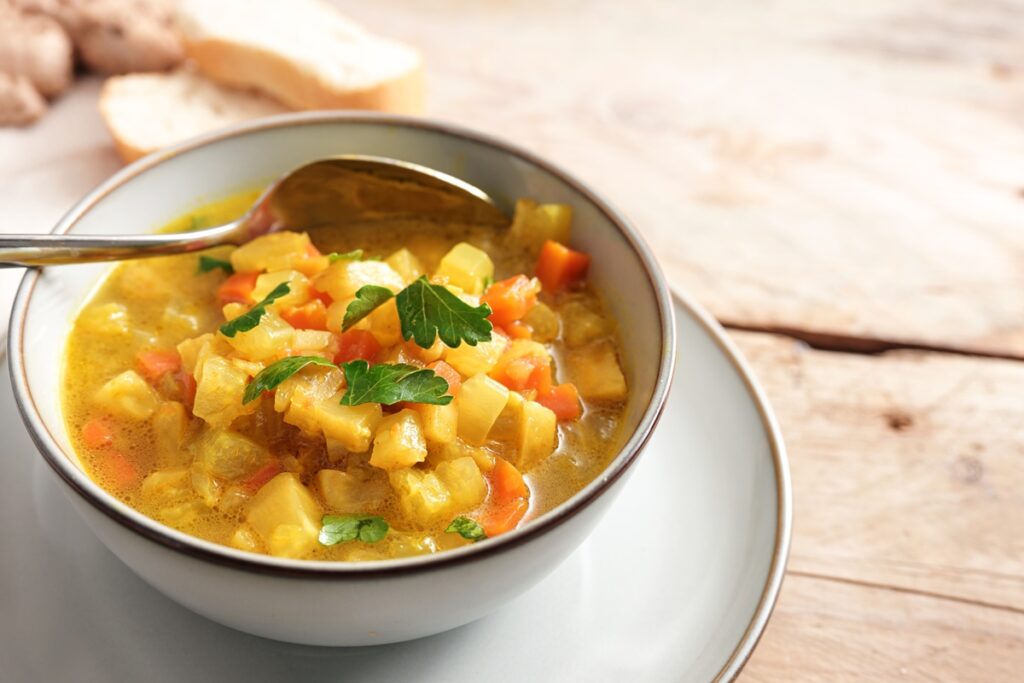 Supă de legume în bol cu lingură