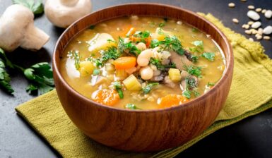 Supă rustică cu ciuperci și fasole albă în bol alb