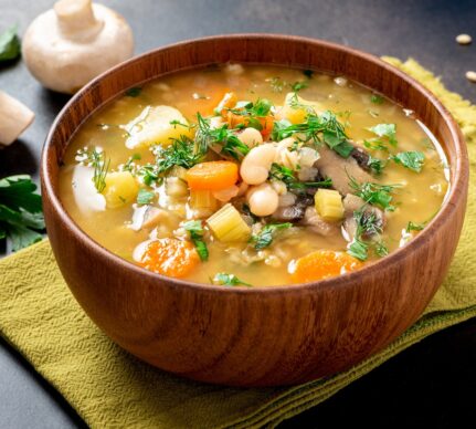 Supă rustică cu ciuperci și fasole albă în bol alb