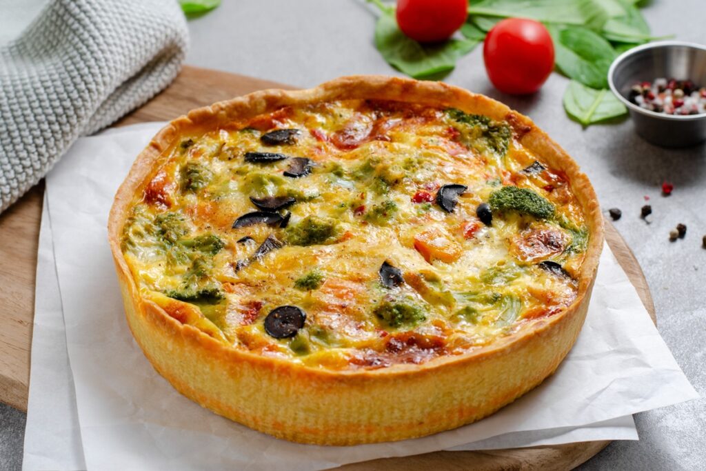 Tartă cu legume, brânză și măsline