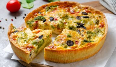 Tartă sărată cu broccoli, brânză și măsline porționată