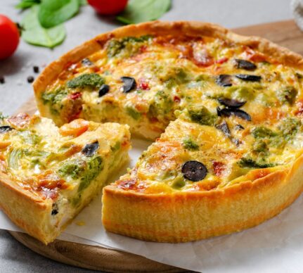 Tartă sărată cu broccoli, brânză și măsline porționată