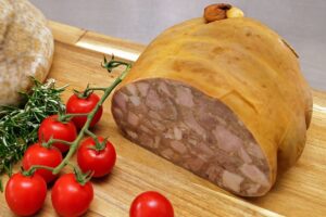 Tobă de casă secționată pe un tocător și o crenguță de roșii cherry