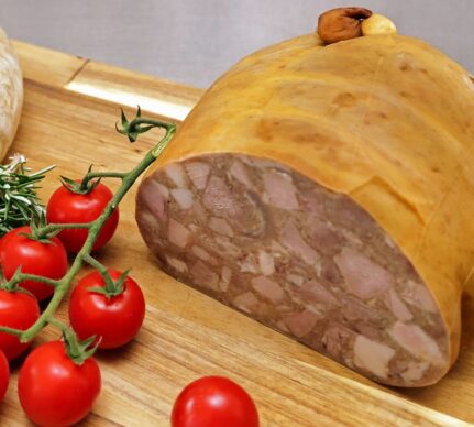 Tobă de casă secționată pe un tocător și o crenguță de roșii cherry