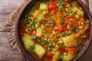 Tocăniță de fasole mung cu legume