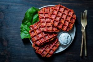 Vafe aperitiv din sfeclă roșie cu sos de iaurt