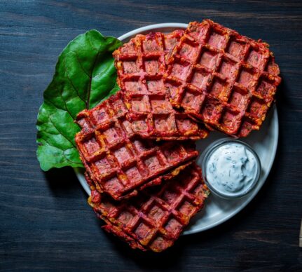 Vafe aperitiv din sfeclă roșie cu sos de iaurt