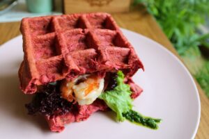 Vafe aperitiv din sfeclă roșie sub formă de sandviș