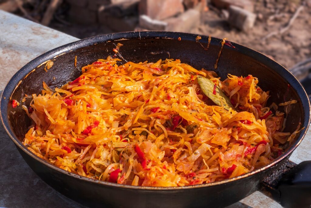 Varză călită cu ceapă și mult ardei în tigaie