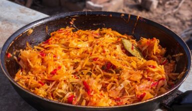 Varză călită cu ceapă și mult ardei în tigaie