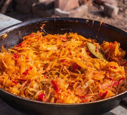 Varză călită cu ceapă și mult ardei în tigaie