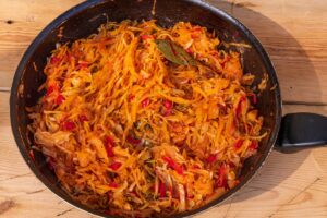 Varză cu ceapă, o foaie de dafin și mult ardei în tigaie