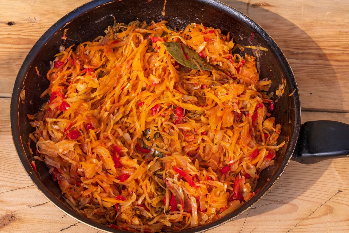 Varză cu ceapă, o foaie de dafin și mult ardei în tigaie