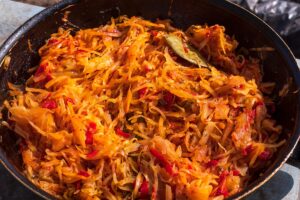 Varză călită cu ceapă și mult ardei în tigaie