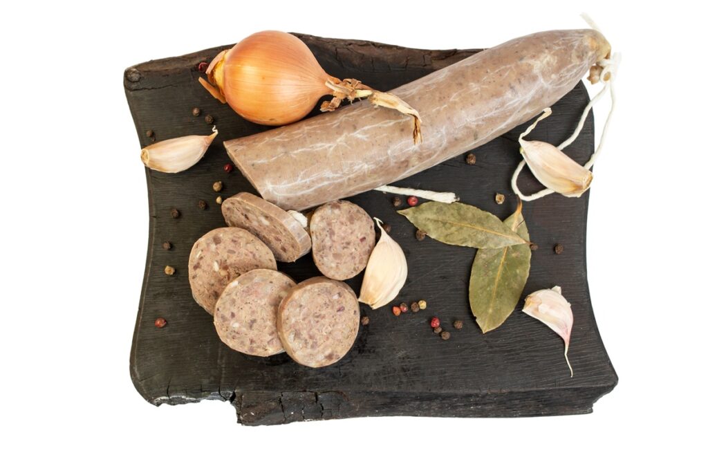 Caltaboși de casă porționați pe un platou negru