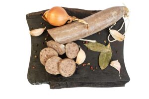 Caltaboși de casă porționați pe un platou negru