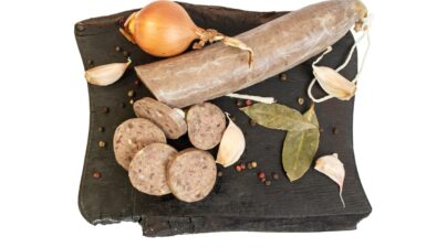 Caltaboși de casă porționați pe un platou negru