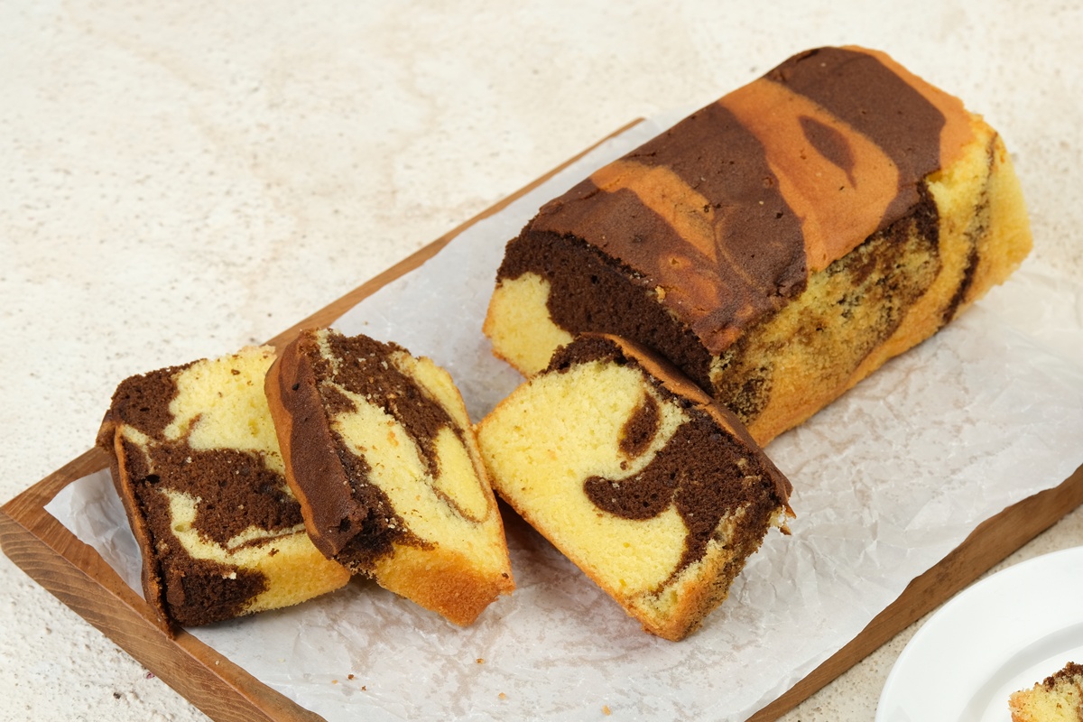 Chec bicolor porționat pe o tavă