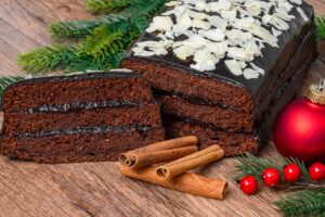 Turtă dulce sub formă de chec, cu ciocolată și decorată cu fulgi de migdale, porționată