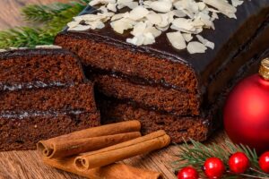 Chec de turtă dulce cu ciocolată, decorat cu fulgi de migdale porționat