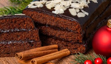 Chec de turtă dulce cu ciocolată, decorat cu fulgi de migdale porționat